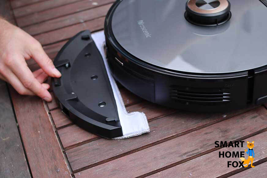 Die Wischplatte wird am Wassertank befestigt